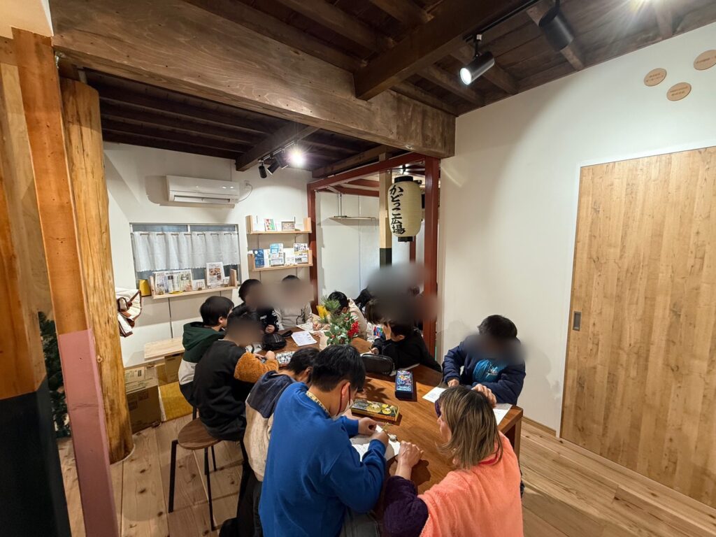 かどっこ広場で小学生の宿題カフェが始まりました。